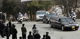 용인 성직자묘역 도착한 김 추기경 운구차