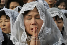 두손 모아 눈물 흘리며