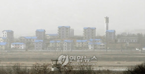 황사 자욱한 북 기정동 마을