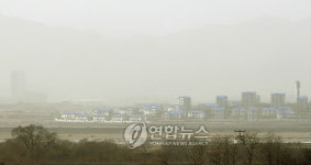 황사 자욱한 북 기정동 마을