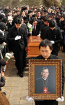 묘역 도착하는 추기경 운구행렬