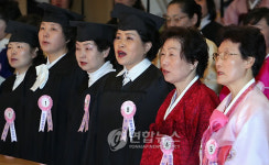 교가 부르는 양원주부학교 졸업생들