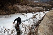 얼음 아래는 자갈밭