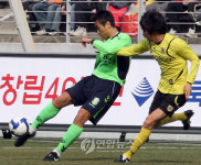 볼 센터링하는 전북 이동국