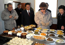 식당 둘러보는 김정일위원장