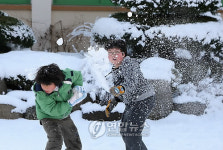 눈싸움 하는 어린이들