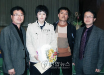 13명의 아버지(?)가 준 장학금 사연은