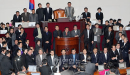 본회의장 지키는 한나라당 의원들