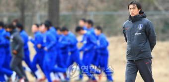 선수들 지켜보는 홍명보 감독