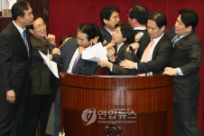 임시국회, 회기 20분 앞두고 여야 몸싸움