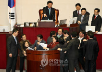 임시국회, 회기 20분 앞두고 여야 몸싸움