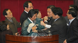 임시국회, 회기 20분 앞두고 여야 몸싸움