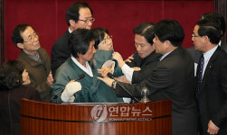 임시국회, 회기 20분 앞두고 여야 몸싸움