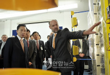 이 대통령 태양광 연구소 방문