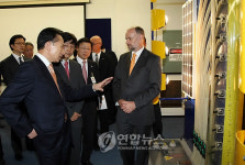 이 대통령 태양광 연구소 방문