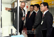 태양광 연구소 방문한 이 대통령