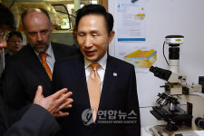 태양광 연구소 방문한 이 대통령