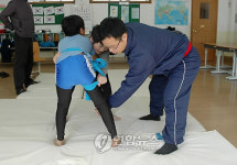 선생님으로 변신한 해군 장병들