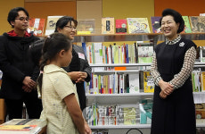 김여사, 캔버라 한국학교 학생 격려