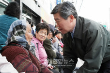 버스 정류장에서