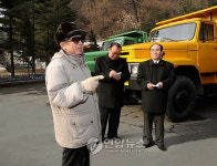 자동차기업소 시찰하는 김정일 위원장