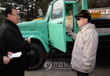자동차기업소 시찰하는 김정일 위원장