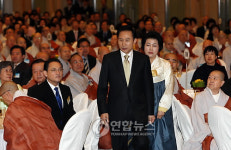 대법회 참석한 이 대통령 내외
