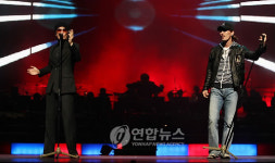 국악무대에 함께 한 노라조