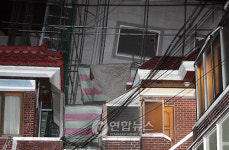 신축 건물 `기우뚱