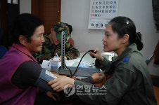 할머니 혈압 좀 잴게요
