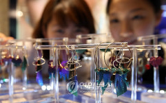 컬러 액세서리로 코디하세요