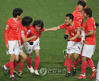 <월드컵 축구> 축하받는 김치우