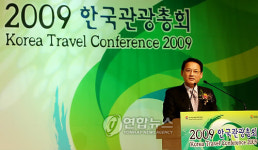 관광총회서 축사하는 유인촌 장관