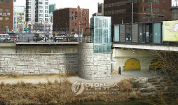 청계천에 엘리베이터 설치한다