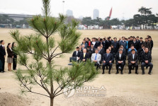 올림픽공원에 뿌리내린 정이품송 장자목