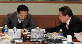 북 로켓 발사 보고받는 이 대통령