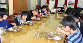 대구 초교서 밥상머리 교육 부활