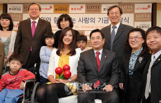 미셸 위 사랑의 기금 전달