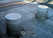 철거논란 빚어진 차량억제용 말뚝