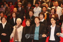 다함께 노래부르는 참가자들