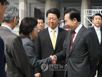 출국 인사하는 이 대통령