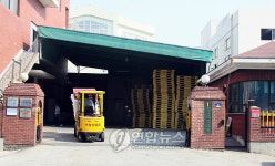 강금원 구속..`침통한 창신섬유