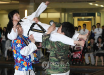 병원로비에서 펼쳐지는 태권도 시범