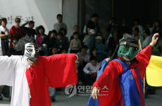 봄볕 아래 펼쳐진 오광대놀이