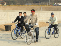 증평군 직원들 자전거타고 출장가요