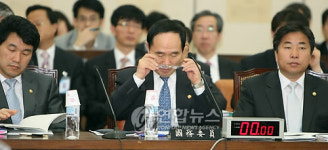 안경쓰는 안병만 장관