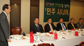 발언하는 민주시니어 김성순 의원