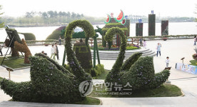 꽃으로 뒤덮인 호수공원