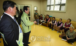 노인정 찾아 지지 호소하는 정세균 대표