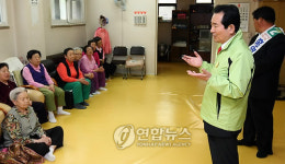 노인정 찾아 지지 호소하는 정세균 대표